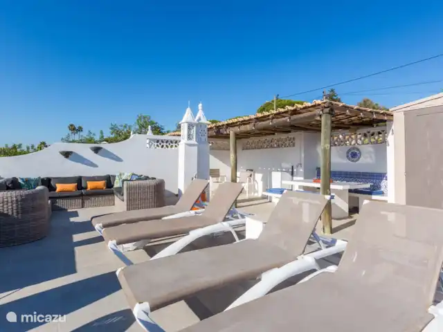 Casa Bela Vista vue fantastique sur la mer | Portugal, Algarve, Guia - maison de vacances La grande terrasse sur le toit avec BBQ, chaises longues, salon, 2 tables à manger et une belle vue