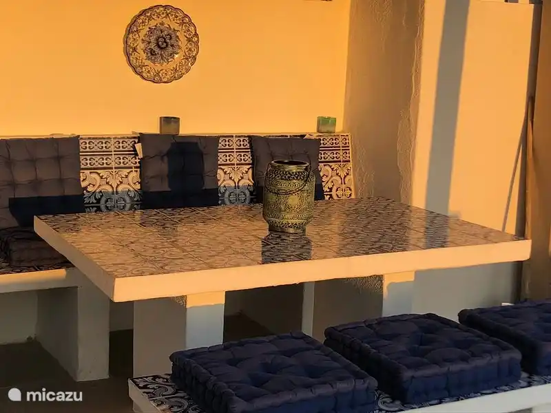 Der feste Esstisch auf der Dachterrasse bei Sonnenuntergang