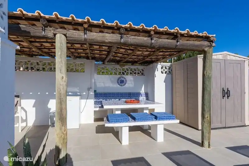 Der feste Esstisch auf der Dachterrasse im Schatten