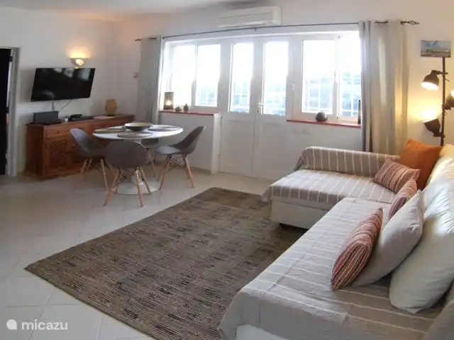 Casa Bela Vista vue fantastique sur la mer | Portugal, Algarve, Guia - maison de vacances Le salon spacieux avec table à manger, canapé / canapé, chaise et poêle