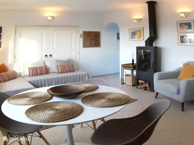 Casa Bela Vista vue fantastique sur la mer | Portugal, Algarve, Guia - maison de vacances Le salon spacieux avec table à manger, canapé / canapé, chaise et poêle
