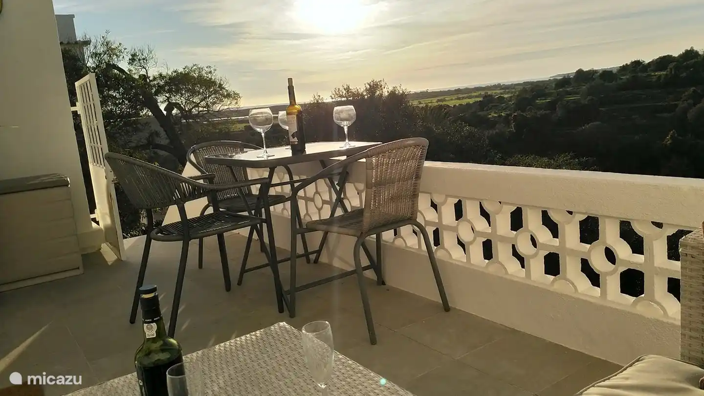 Der großzügige Balkon, direkt vom Wohnzimmer abgehend, ebenfalls mit wunderschönem Meerblick