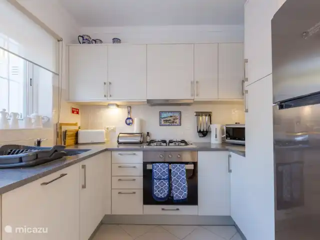 Casa Bela Vista vue fantastique sur la mer | Portugal, Algarve, Guia - maison de vacances La cuisine bien équipée avec lave-vaisselle, four, congélateur/réfrigérateur, machine Nespresso, micro-onde, bouilloire.