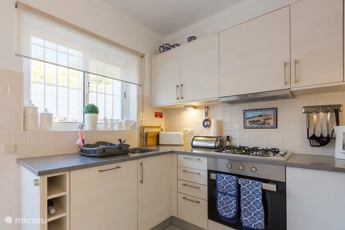 Die gut ausgestattete Küche mit Geschirrspüler, Backofen, Gefrier-/Kühlschrank, Nespresso-Maschine, Mikrowelle, Wasserkocher.