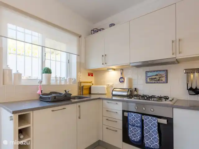 Casa Bela Vista vue fantastique sur la mer | Portugal, Algarve, Guia - maison de vacances La cuisine bien équipée avec lave-vaisselle, four, congélateur/réfrigérateur, machine Nespresso, micro-onde, bouilloire.