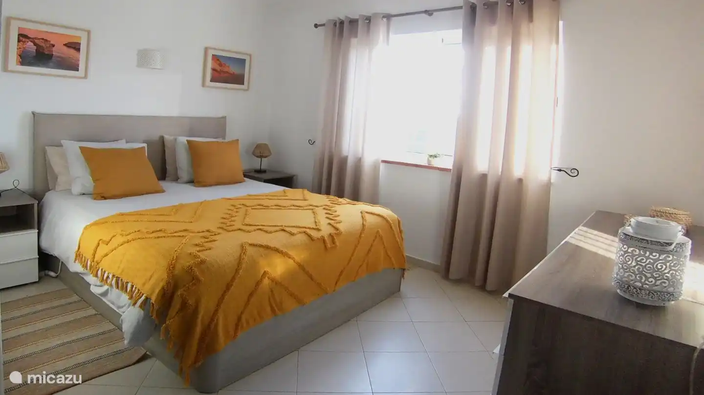 Das erste Schlafzimmer mit einem ausgezeichneten Doppelbett, 1,60 m breit. Eine eigene Dusche mit Toilette und Waschbecken.