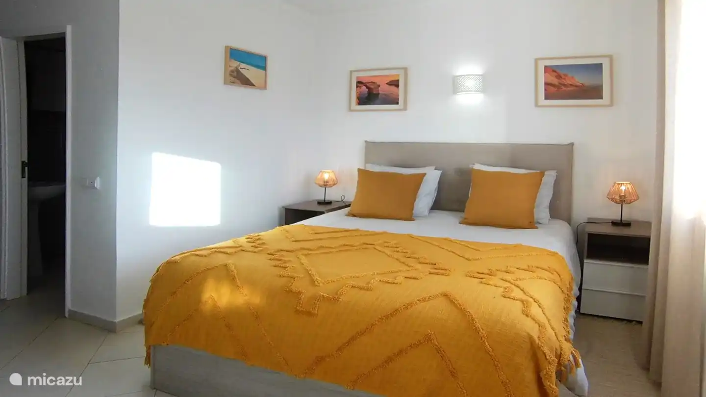 Das erste Schlafzimmer mit einem ausgezeichneten Doppelbett, 1,60 m breit. Eine eigene Dusche mit Toilette und Waschbecken.