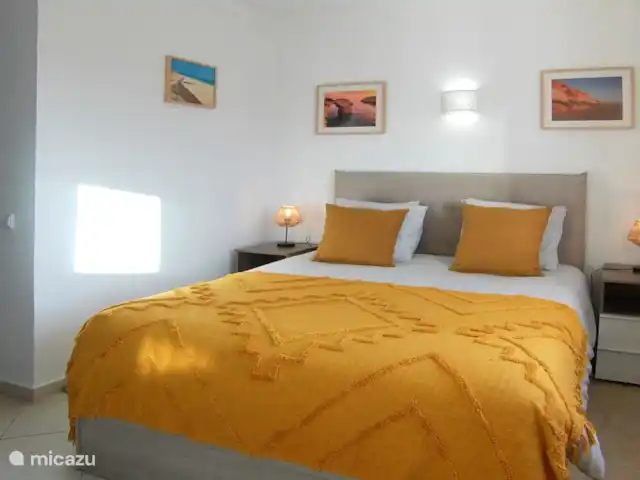 Casa Bela Vista vue fantastique sur la mer | Portugal, Algarve, Guia - maison de vacances La première chambre avec un excellent lit double de 1m60 de large. Une salle de douche attenante avec WC et lavabo.