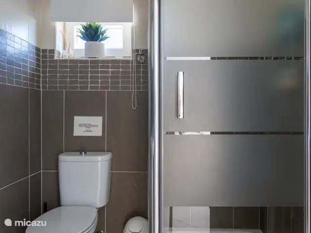 Casa Bela Vista vue fantastique sur la mer | Portugal, Algarve, Guia - maison de vacances La salle de douche attenante avec WC et lavabo, appartenant à la première chambre.