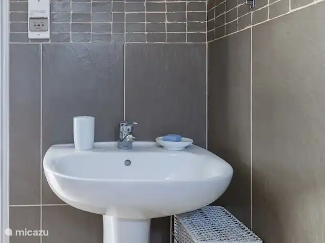 Casa Bela Vista vue fantastique sur la mer | Portugal, Algarve, Guia - maison de vacances La salle de douche attenante avec WC et lavabo, appartenant à la première chambre.