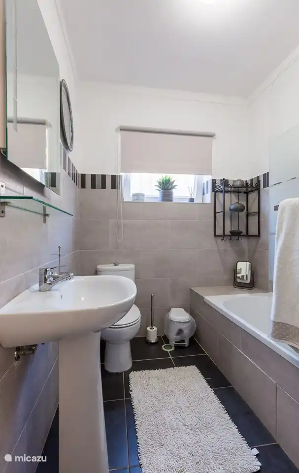 Das Badezimmer mit Badewanne/Dusche, WC und Waschbecken grenzt an das 2. Schlafzimmer.