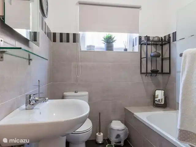 Casa Bela Vista vue fantastique sur la mer | Portugal, Algarve, Guia - maison de vacances La salle de bain avec bain/douche, WC et lavabo, attenante à la 2ème chambre.