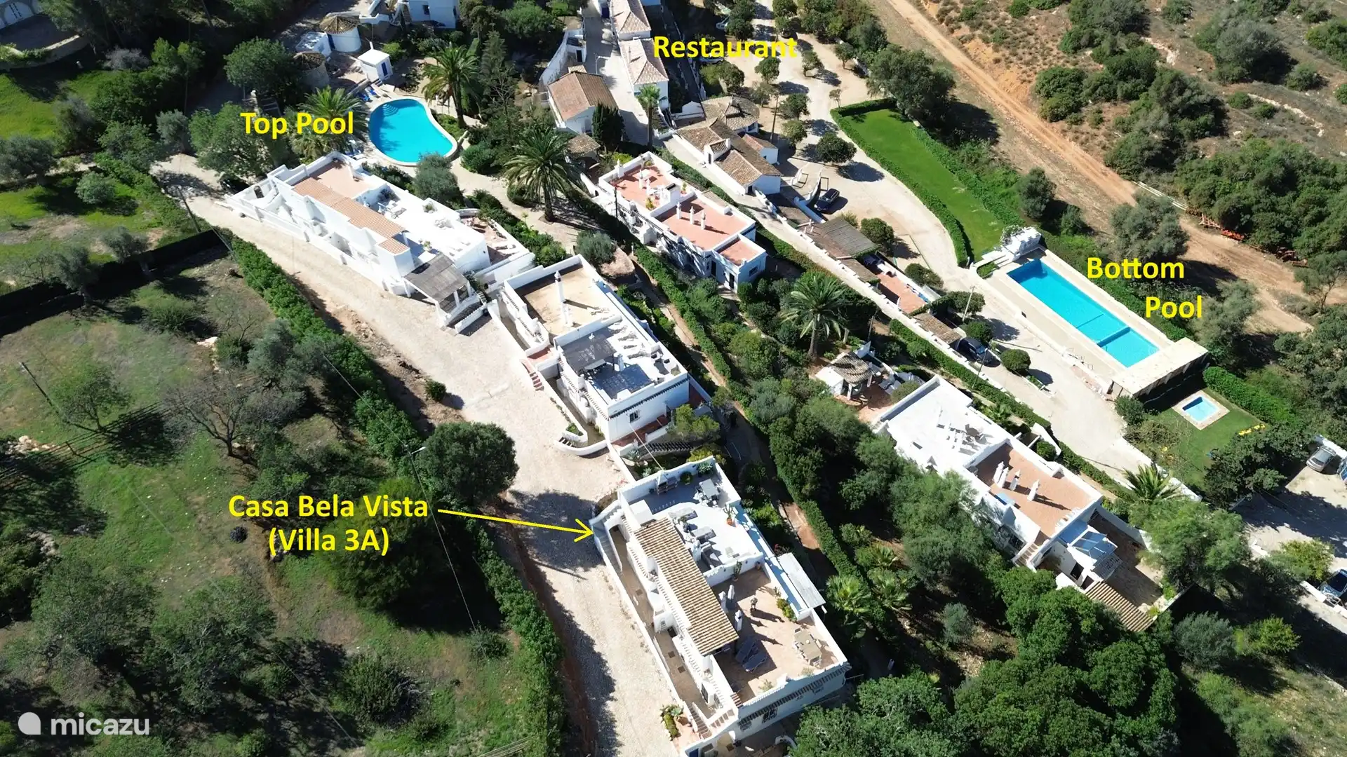 Luftaufnahme des Hauses und der Pools