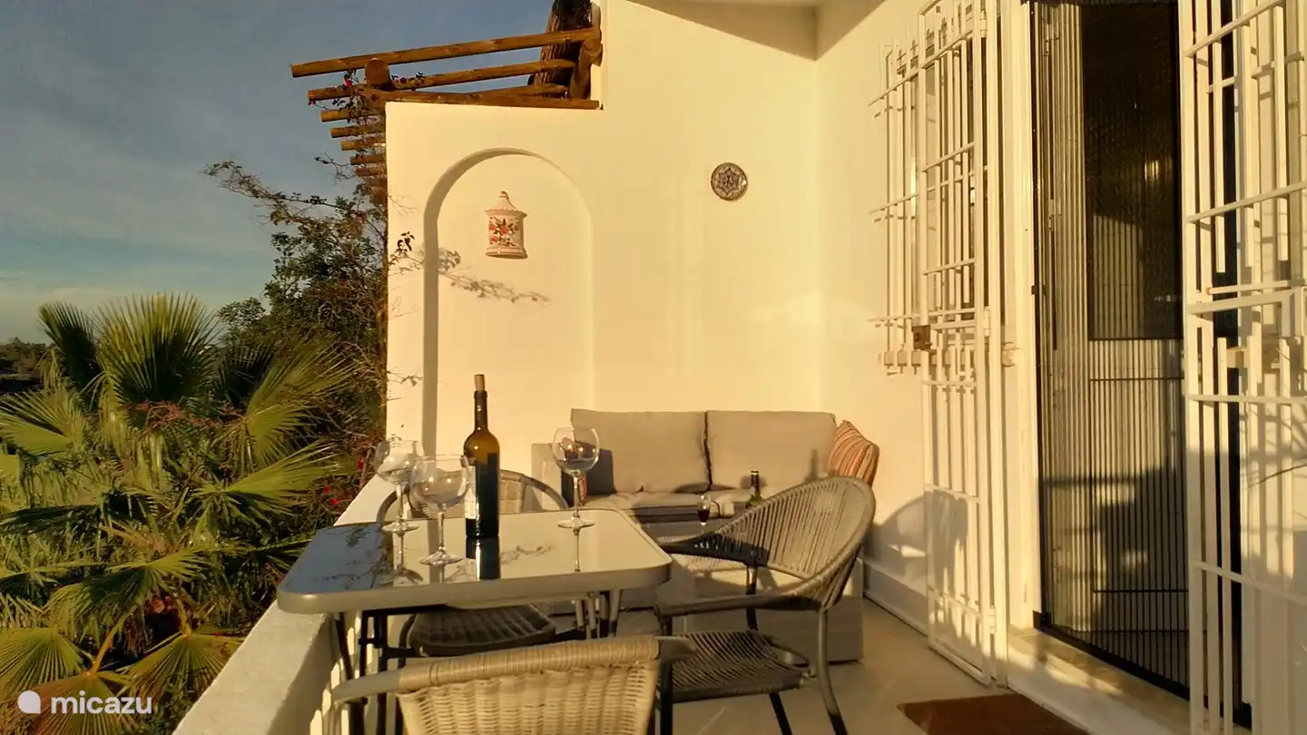 Der großzügige Balkon geht direkt vom Wohnzimmer ab