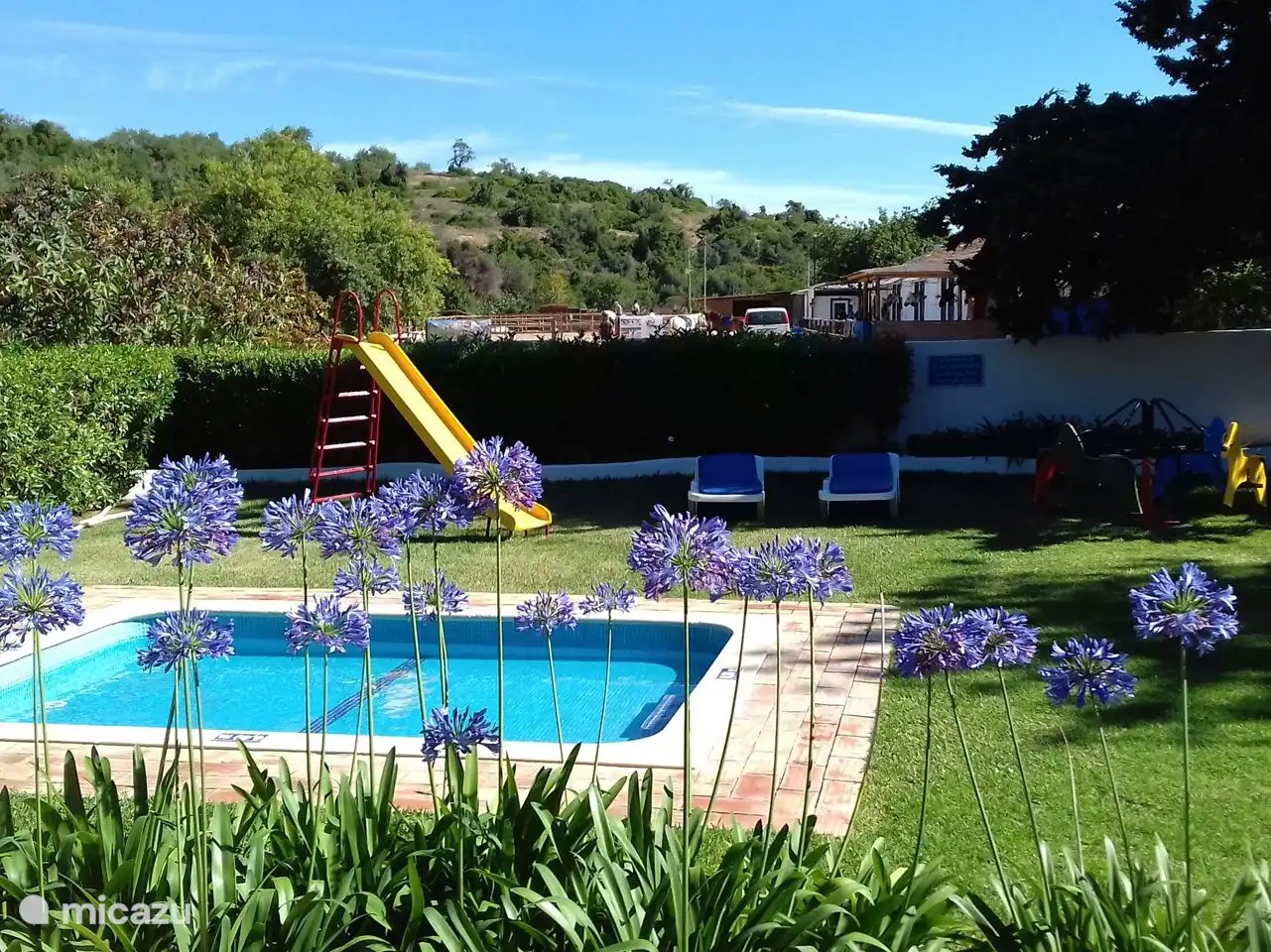 Das Kinderbecken mit kleinem Spielplatz
