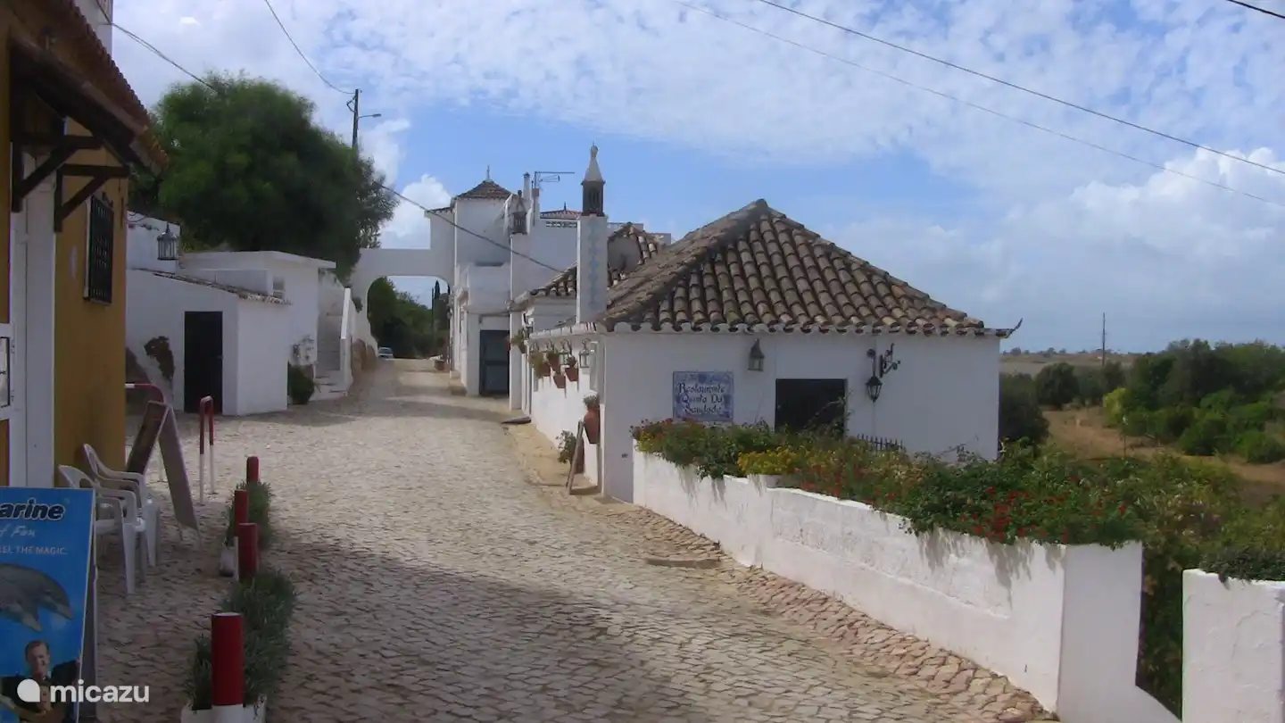 Authentische Straße auf der Quinta da Saudade mit Restaurant im ehemaligen Bauernhof