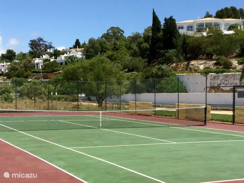 Der Tennisplatz in Quinta da Saudade