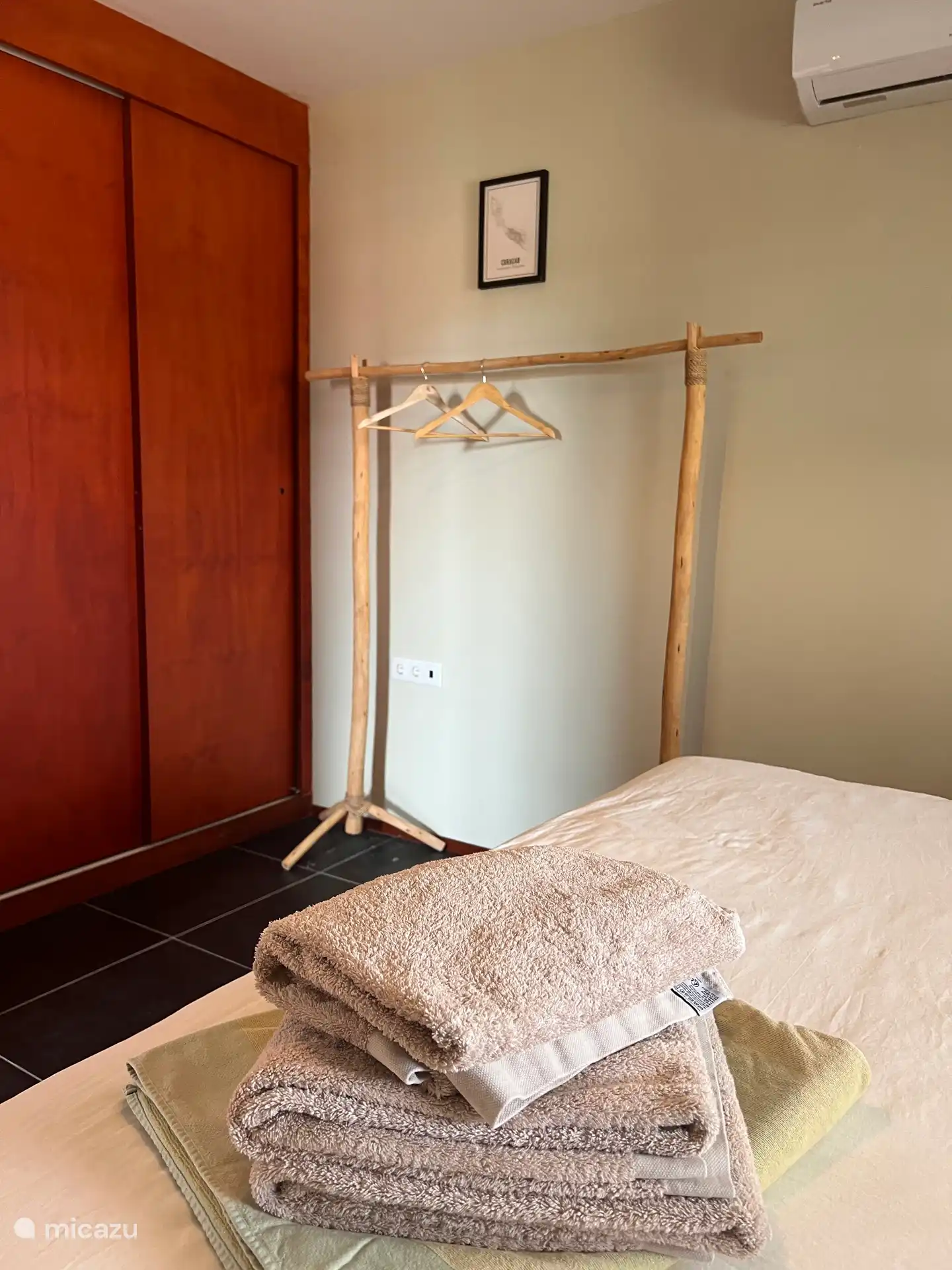 Chambre principale avec de grands placards, on peut s’étendre et s’allonger. 