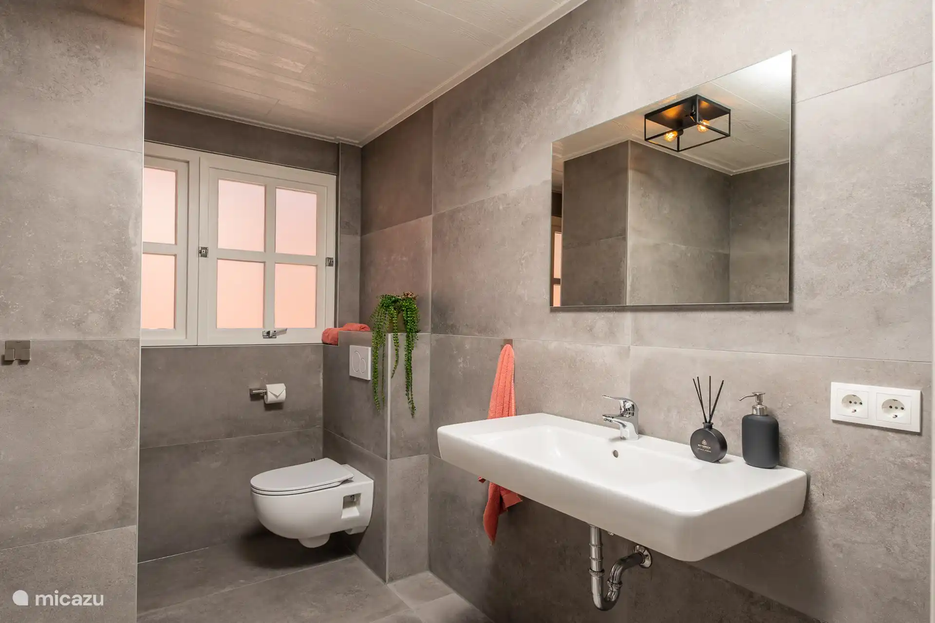 The Country House - modernes Badezimmer mit Dusche, WC und Waschbecken