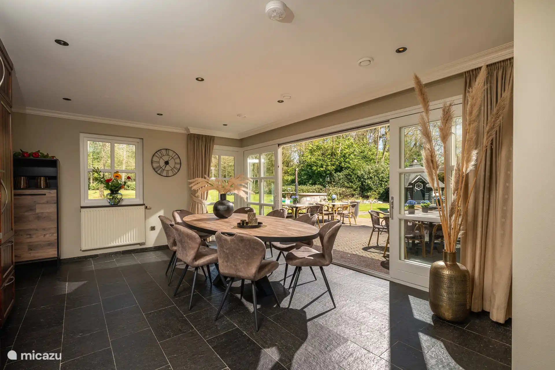 The Country House - Küche mit Terrassentüren zur Terrasse