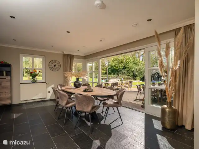 Le manoir | Pays-Bas, Overijssel, Losser - manoir / château La maison de campagne - cuisine avec portes-fenêtres donnant sur la terrasse