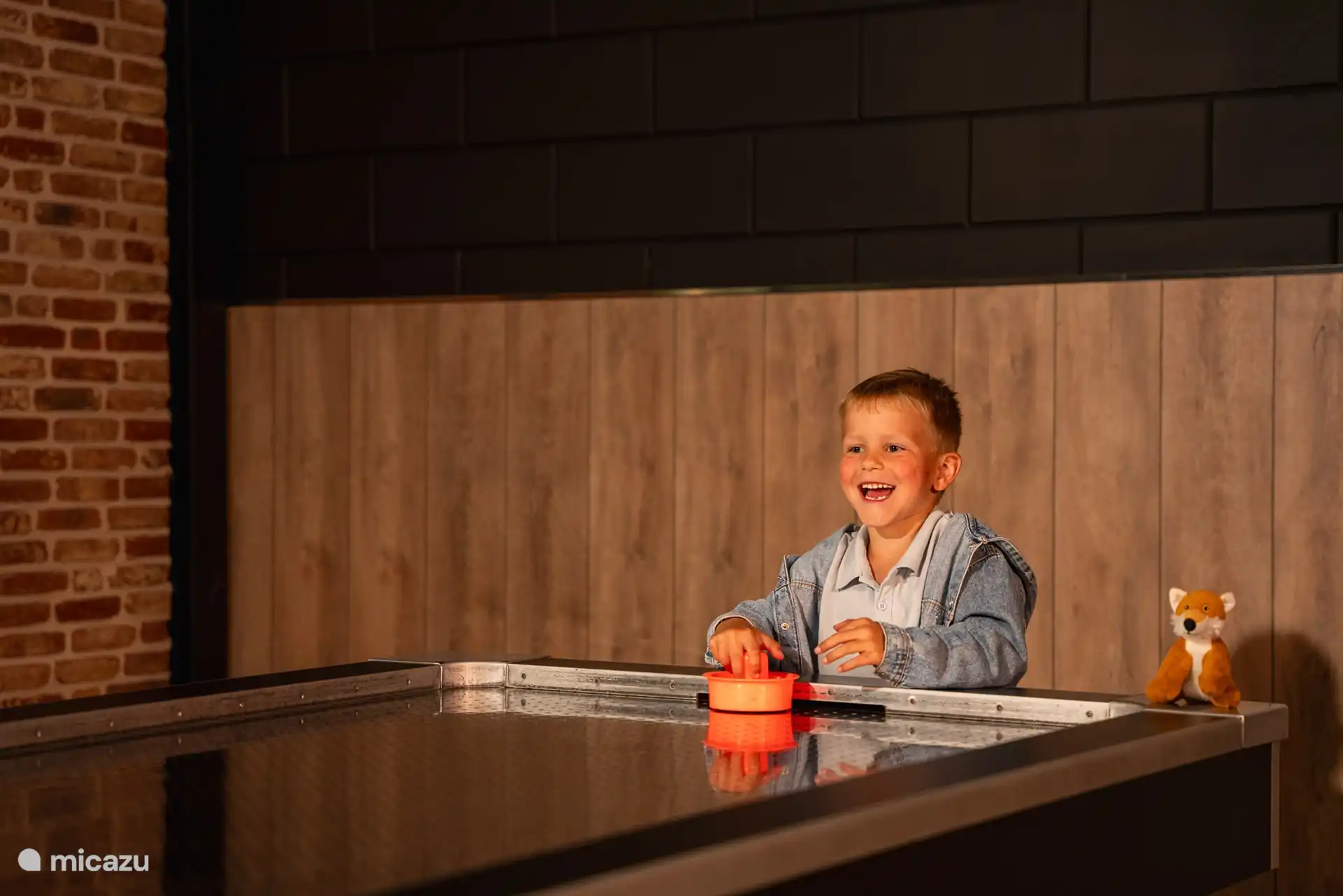 Indoor-Spielbereich mit Airhockey