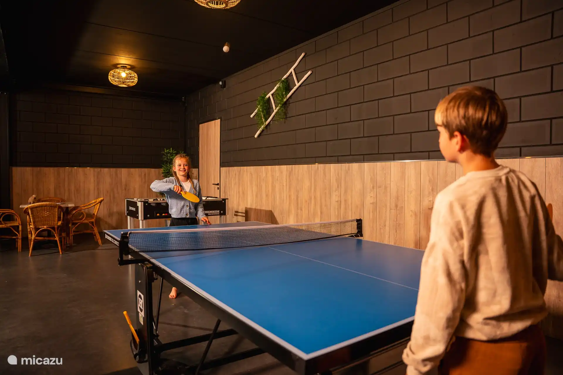 Indoor-Spielplatz mit Tischtennis