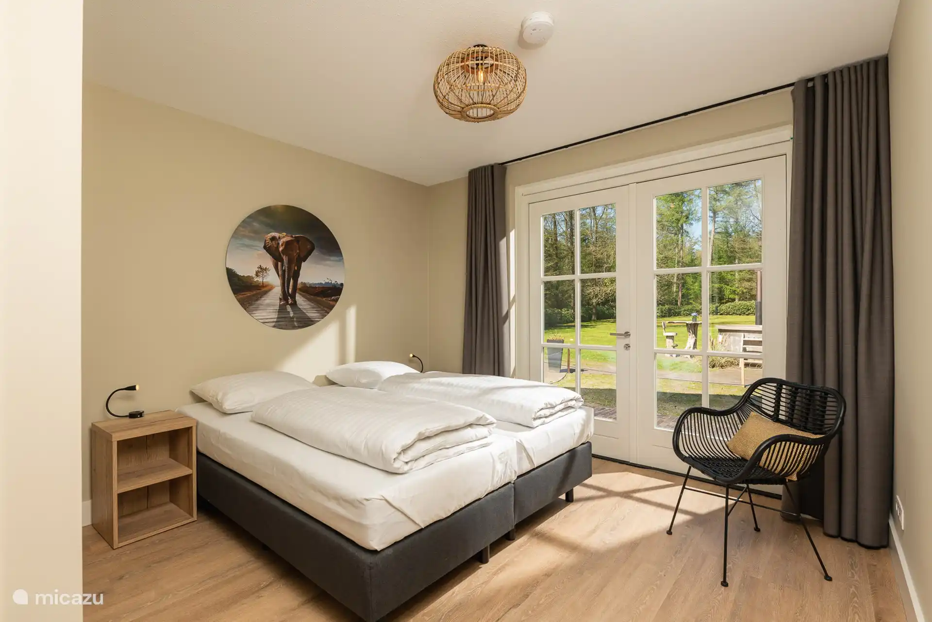 Das Landhaus - Schlafzimmer mit Gartenblick