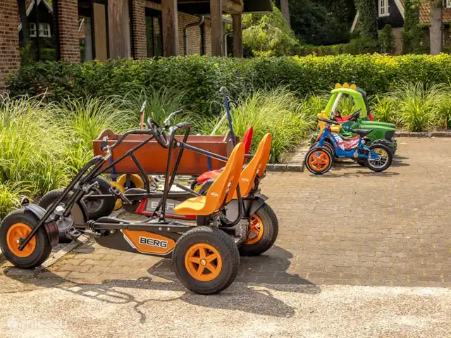 Le manoir | Pays-Bas, Overijssel, Losser - manoir / château La maison de campagne - les enfants peuvent utiliser gratuitement des scooters, des karts et des vélos.