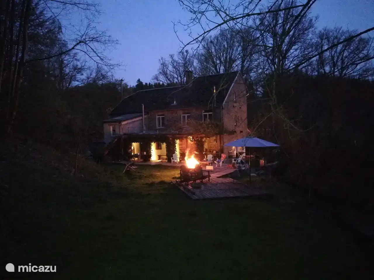 feu de camp dans le jardin