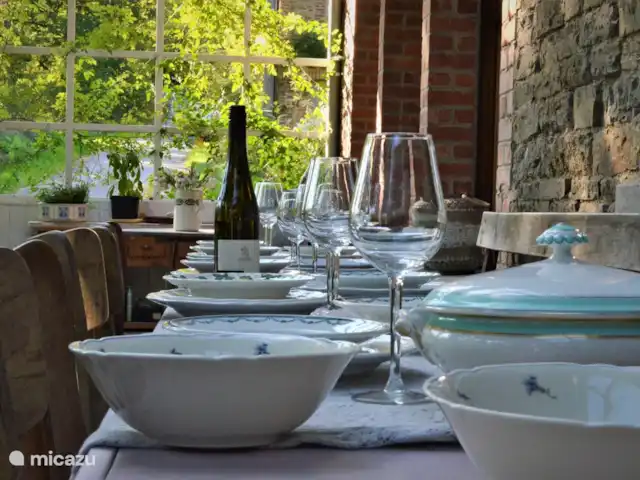 Le Reve Du Sanglier huren in België, Ardennen, Chevron - vakantiehuis porch gedekte tafel