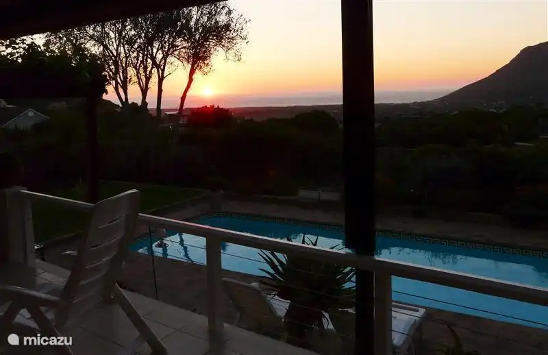 Fast das ganze Jahr über kann man schöne Sonnenuntergänge von der Terrasse genießen.