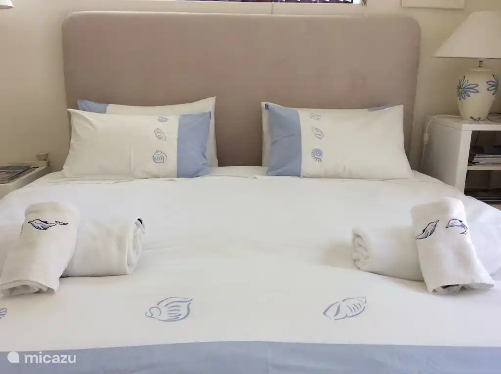 Detail zweite Schlafzimmer. Kingsize-Bett.