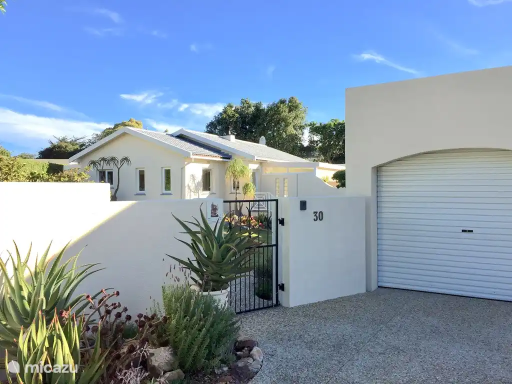 Einfahrt zur Doppelgarage und Fußgänger zum Garten.