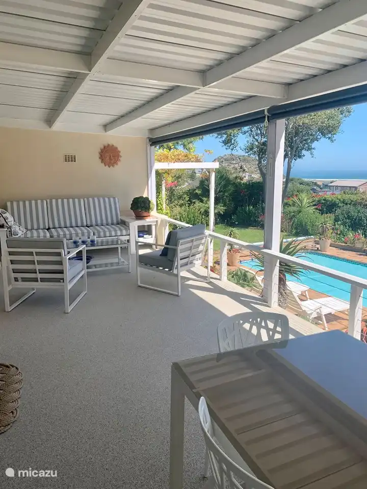 Die Terrasse hat ein geräumiges Sofa und bequeme Stühle!