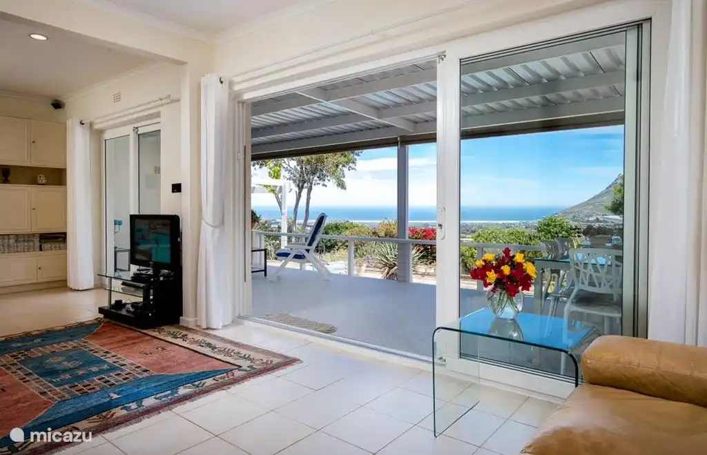 Wohnzimmer mit Terrasse und Meerblick