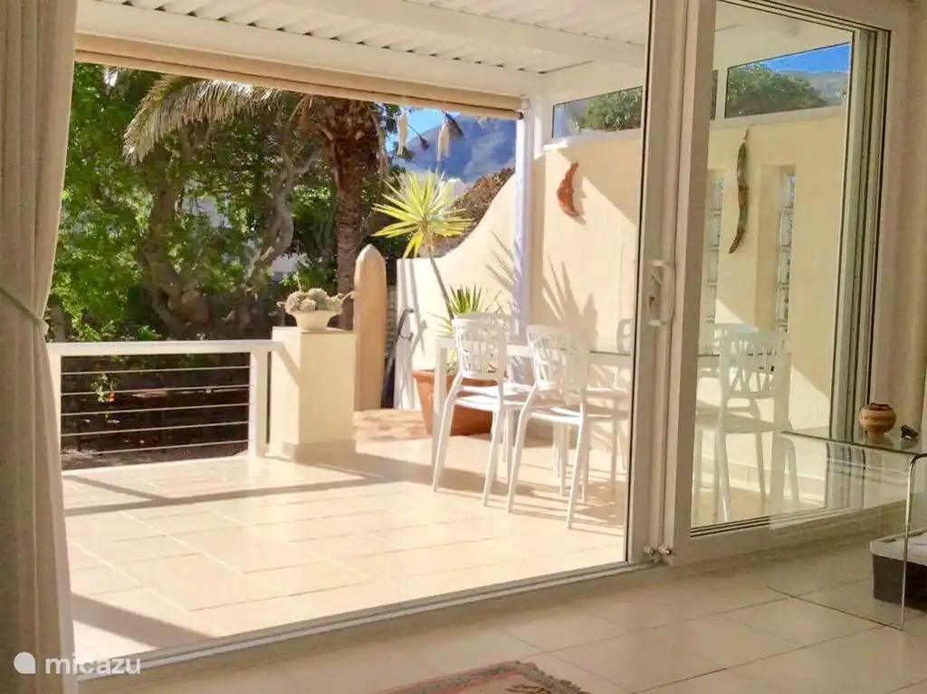 Essbereich auf der überdachten Terrasse.