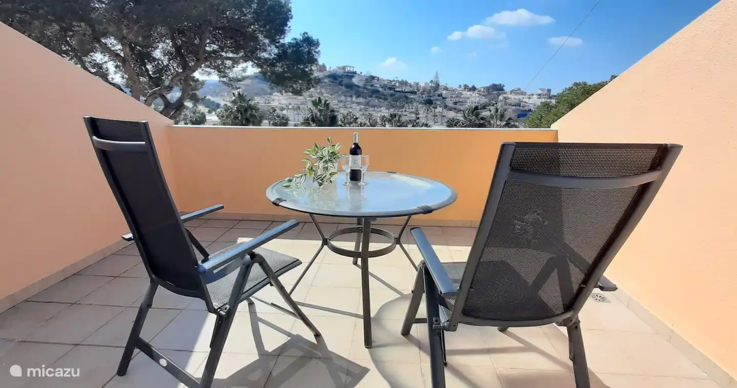 Terrasse mit Blick auf den Golfplatz.