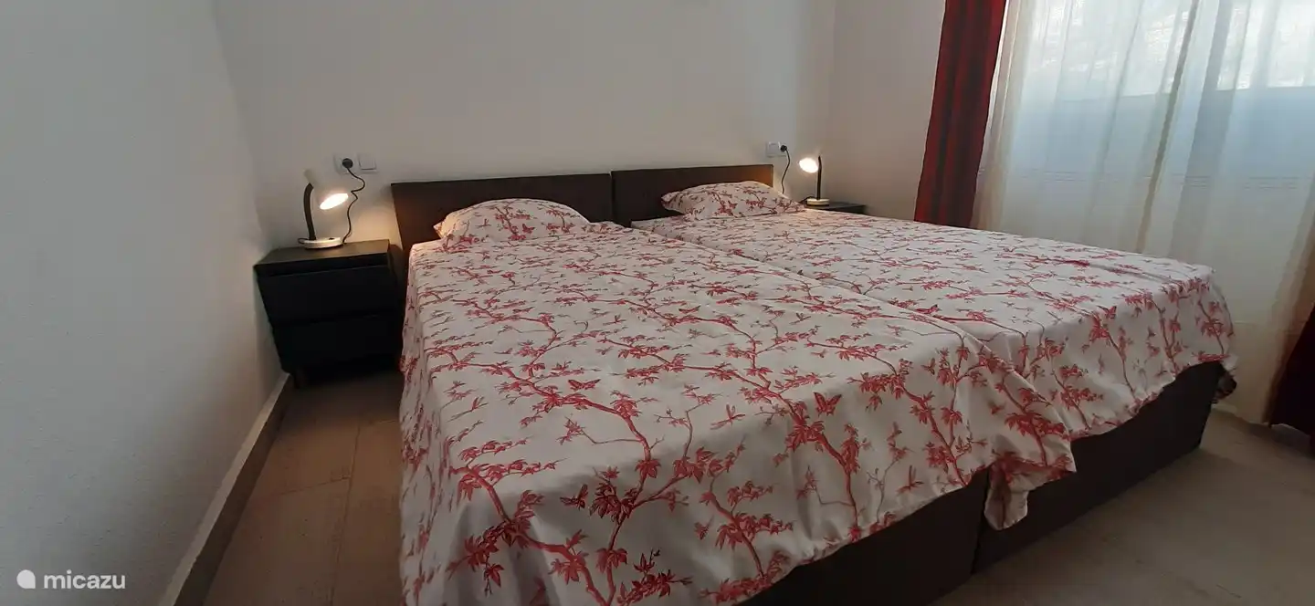 Geräumiges Schlafzimmer mit Einbauschränken.