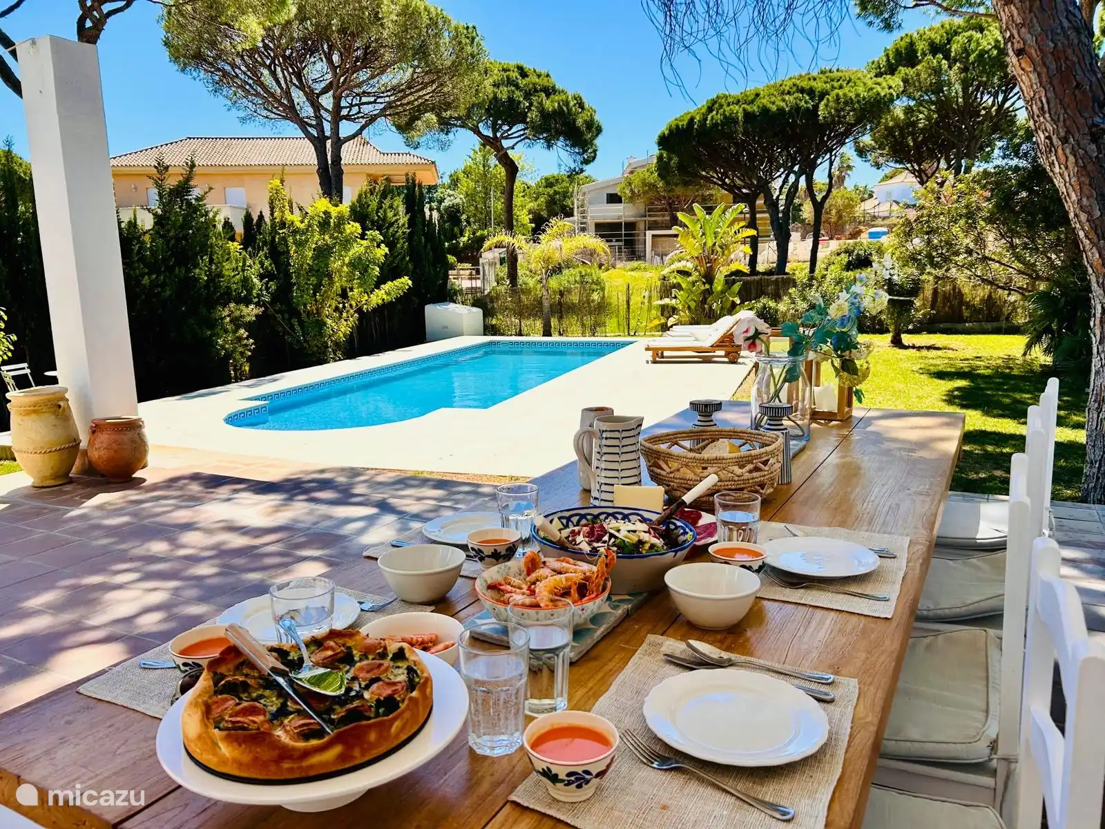 Die Veranda mit Blick auf den Garten und das Becken 