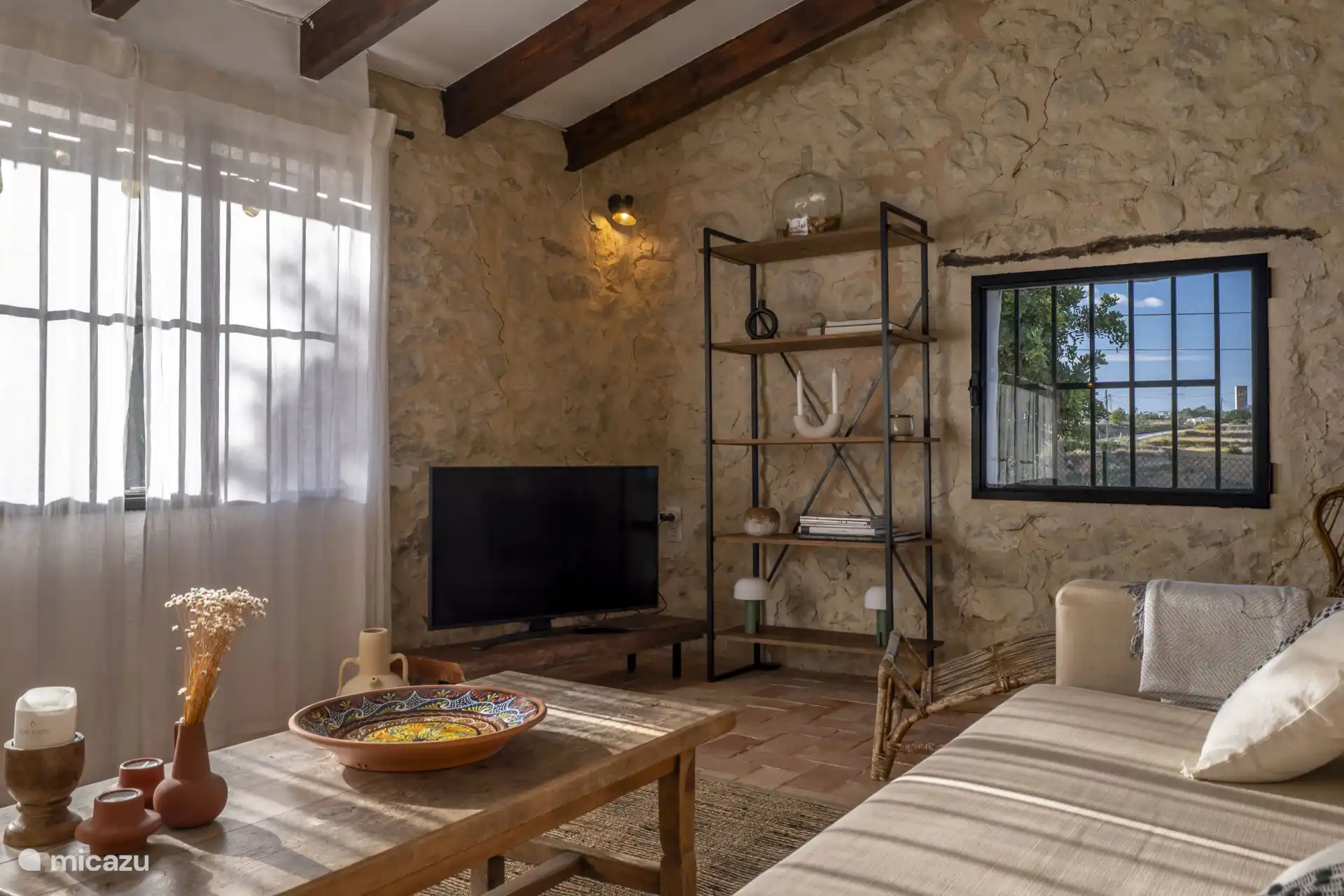 Nice sitting area with TV.