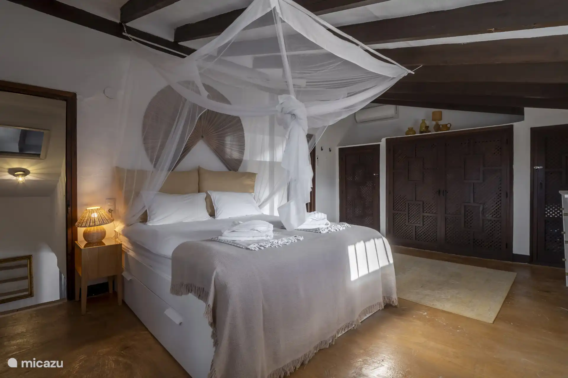 The master bedroom has a double bed (160x200).