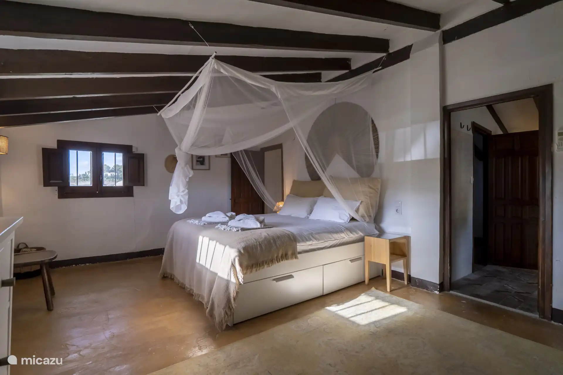 The master bedroom has a double bed (160x200).