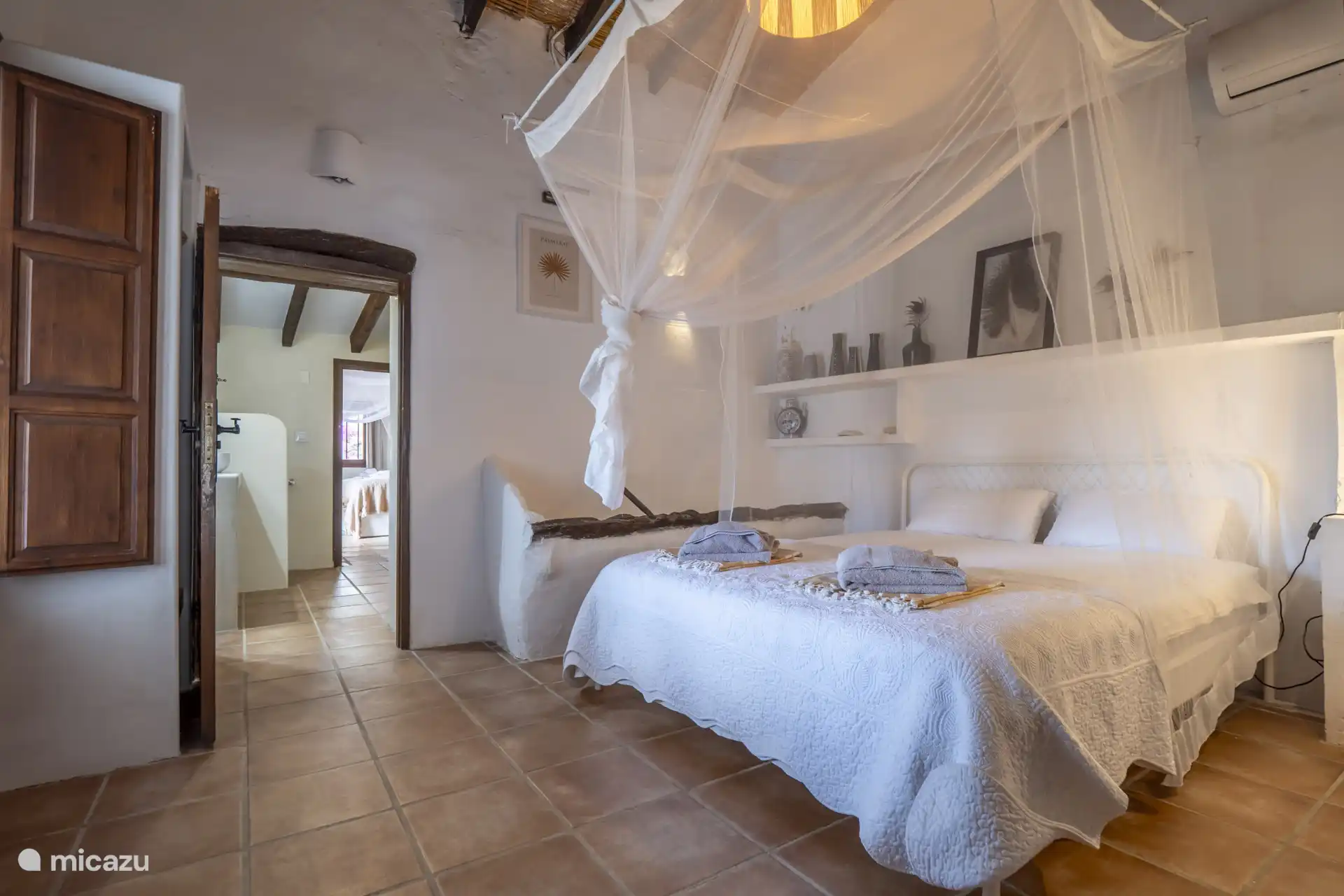 Bedroom 2 has a double bed (160x200) and has access to the terrace.