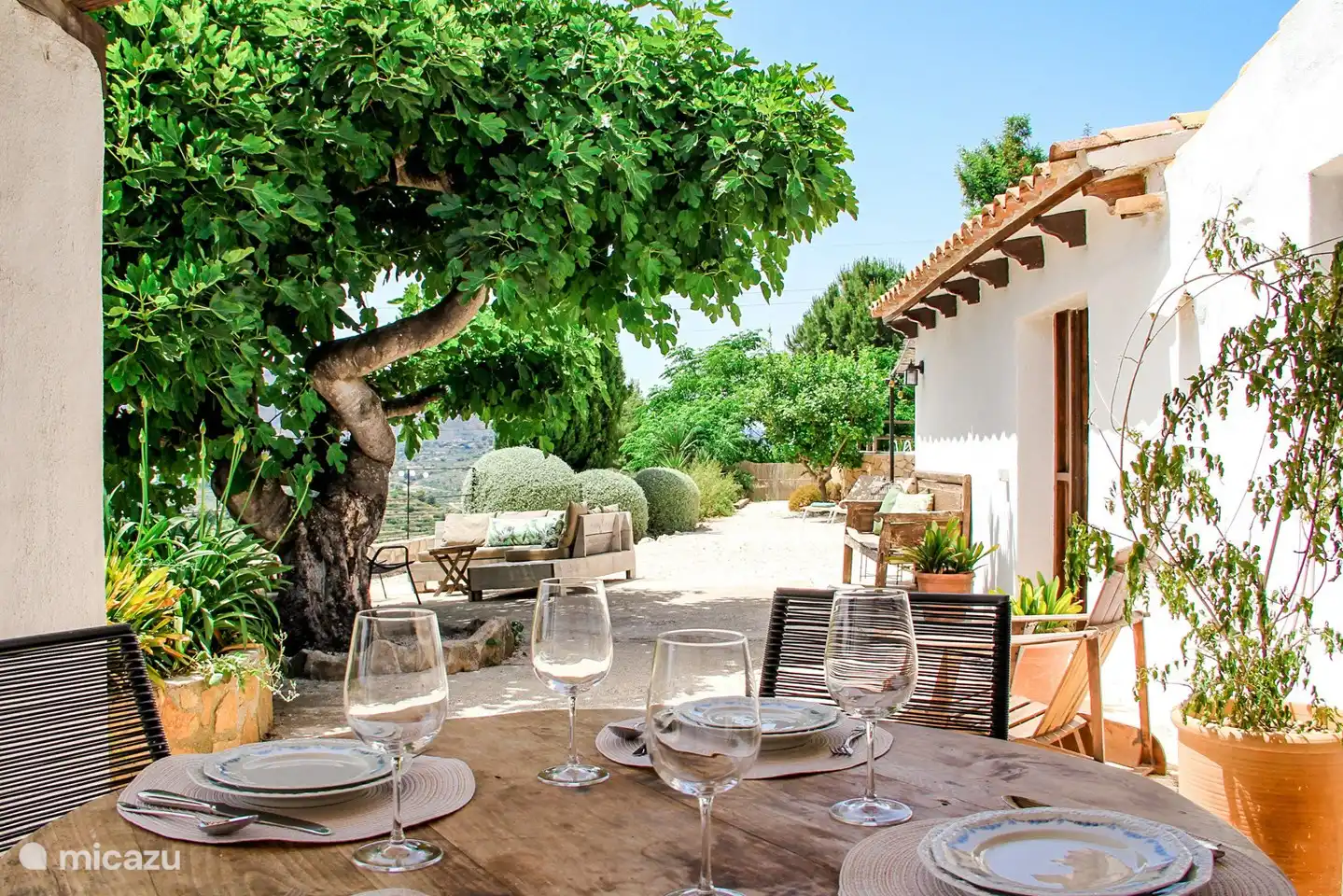 Vous pourrez y prendre votre petit-déjeuner au soleil.