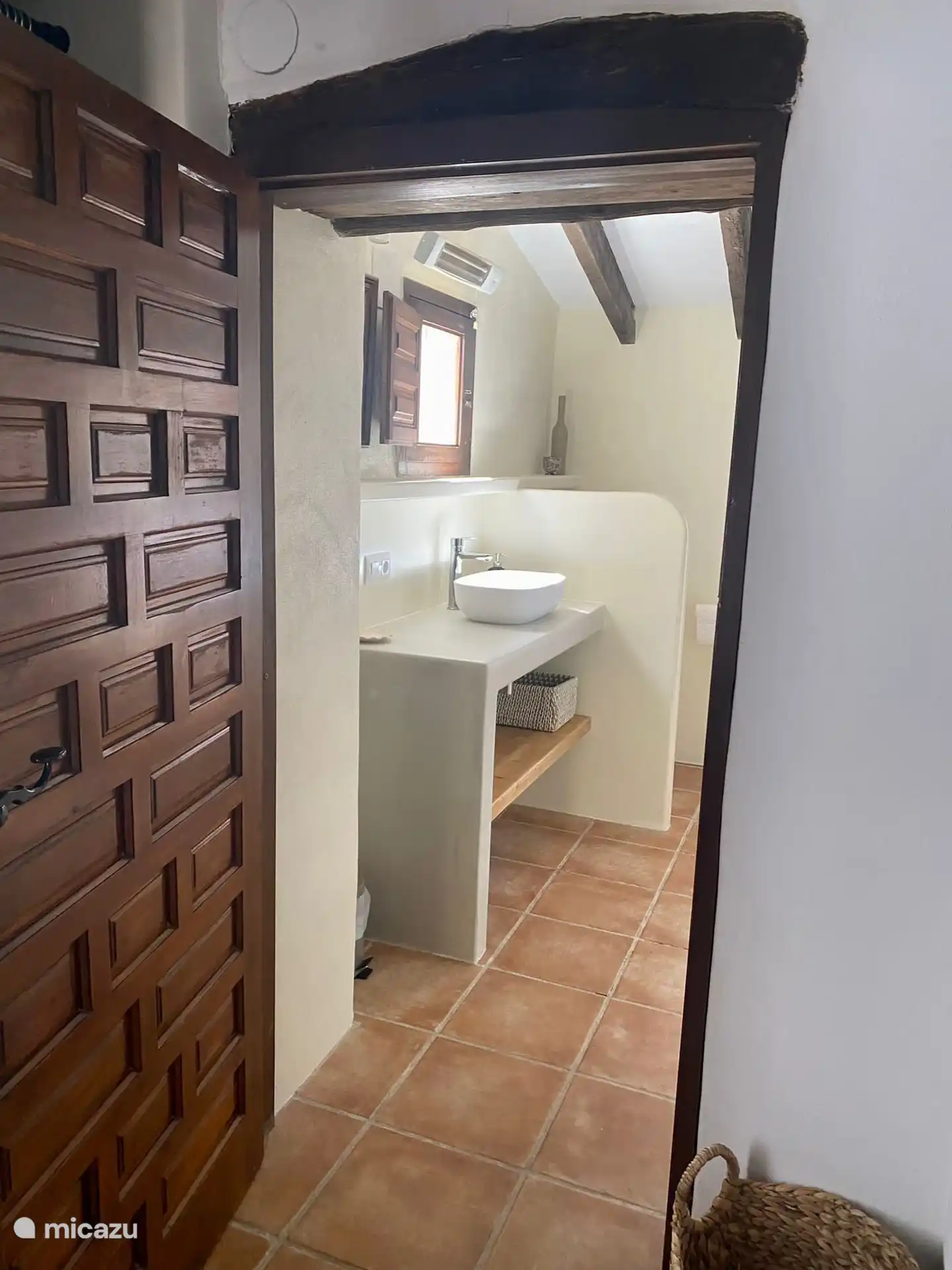 Salle de bain avec douche