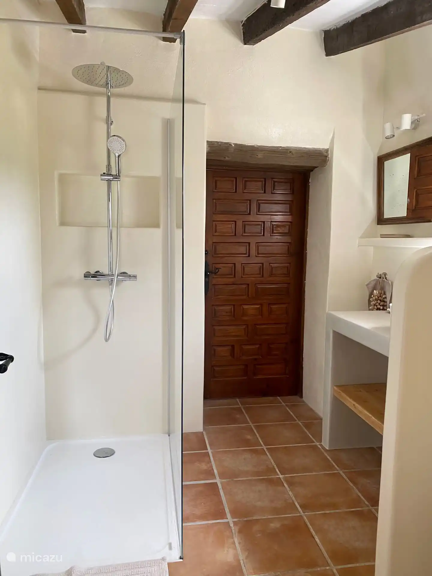 Salle de bain avec douche