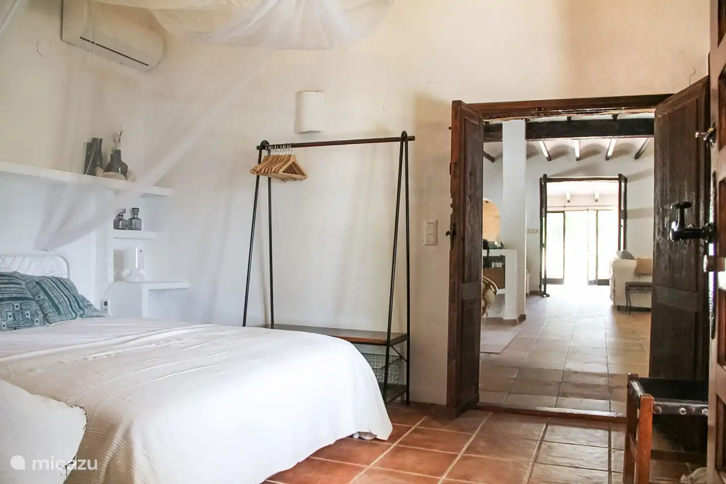 Chambre 2 avec un lit double.