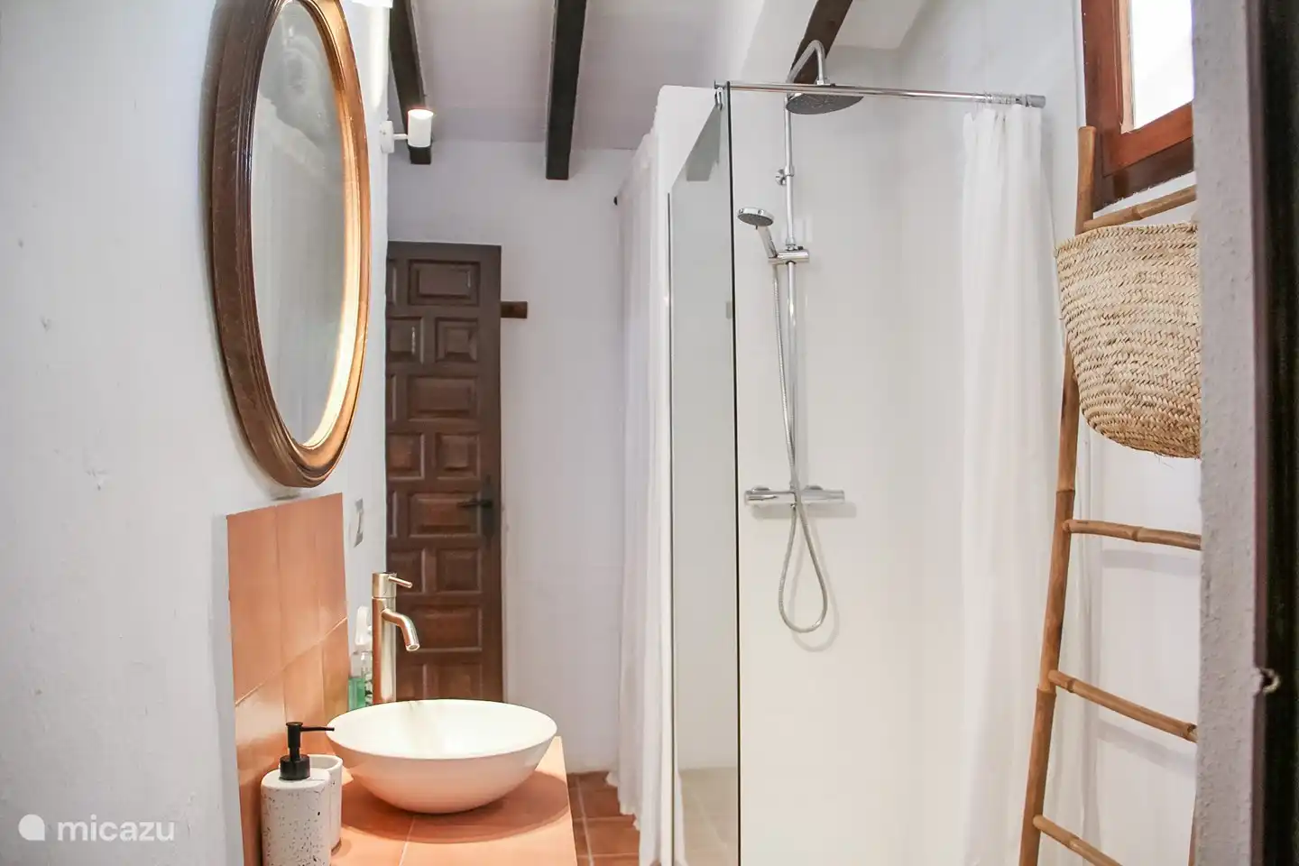 Salle de bain 2 avec douche.