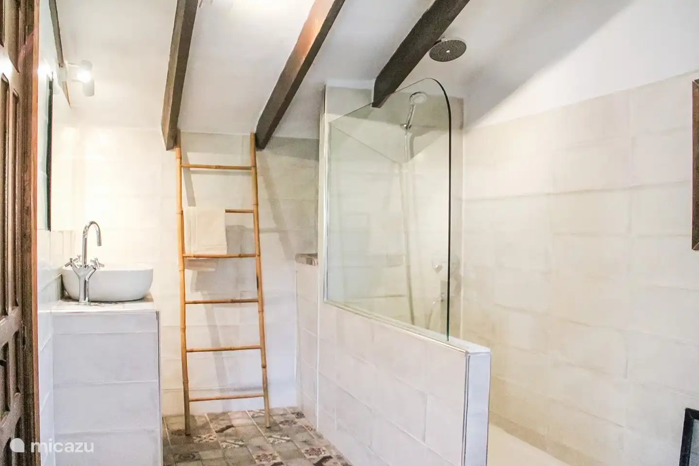 Salle de bain 3 avec douche, WC et lavabo